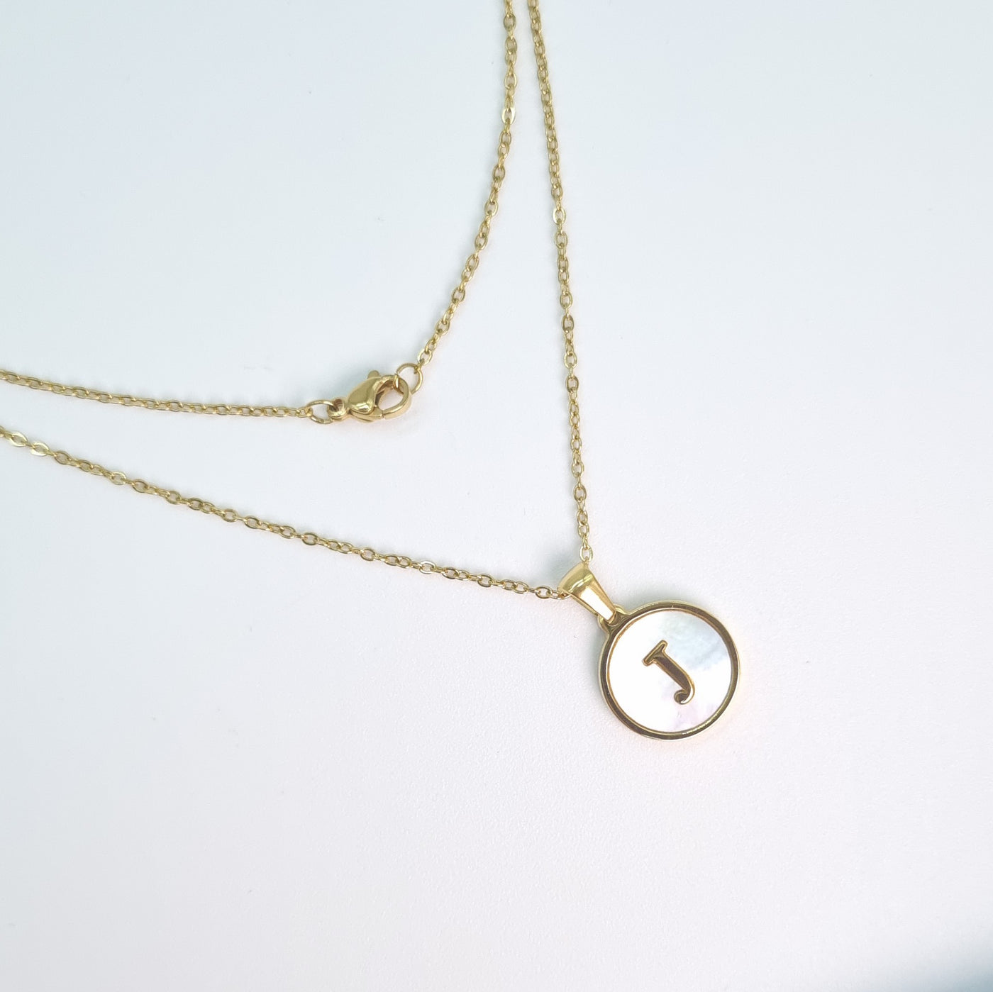 Collar de madre perla "J" circular acero T1359